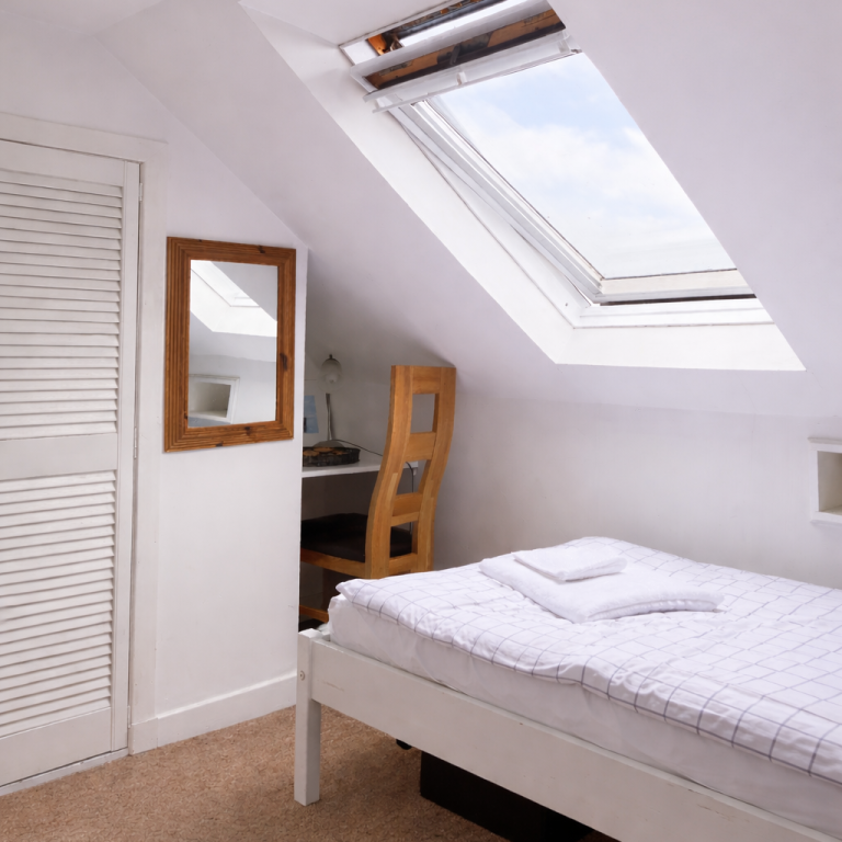 Bedroom with twin beds